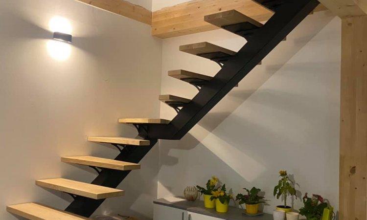 Réalisation d’un escalier à quart tournant, garde corps à barreaux horizontal et finition avec couvertines. Peinture thermolaquée à Albertville en Savoie.